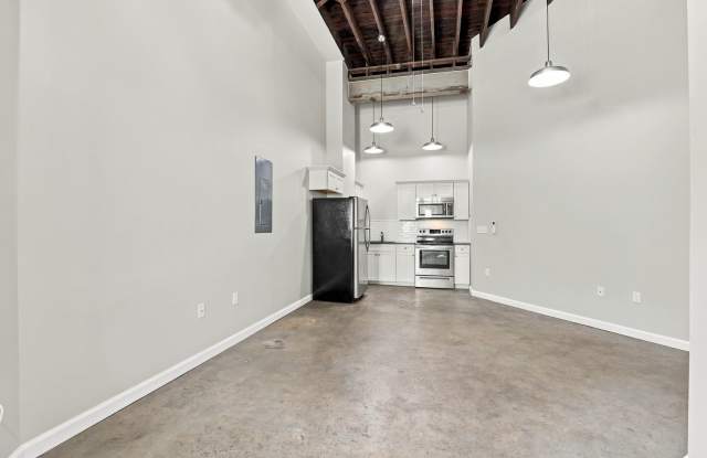 283 E Madison Street Gallery 3