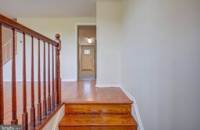 913 REGINA Drive Gallery 3