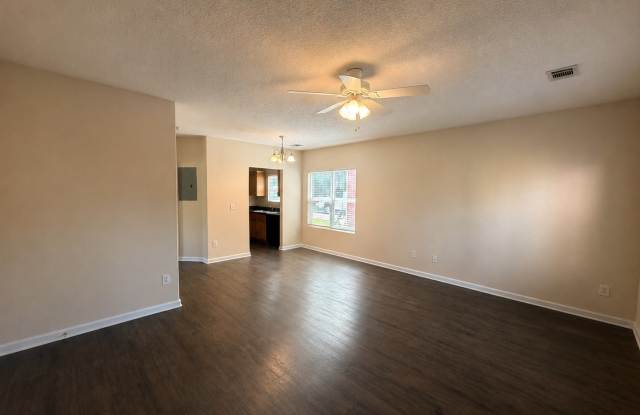 ROOMMATE MATCHING ONLY! LEASING FOR AUGUST 1 2027! FENCED IN YARD! Gallery 3