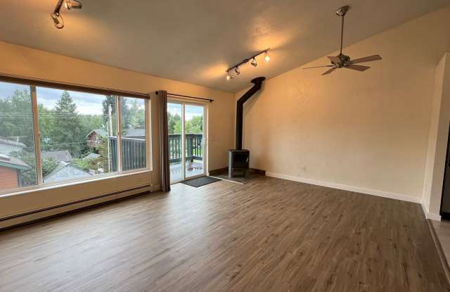 A Dual Master Bedroom Townhouse w/Updated Bathrooms  & Large 2 Car Garage! Gallery 1