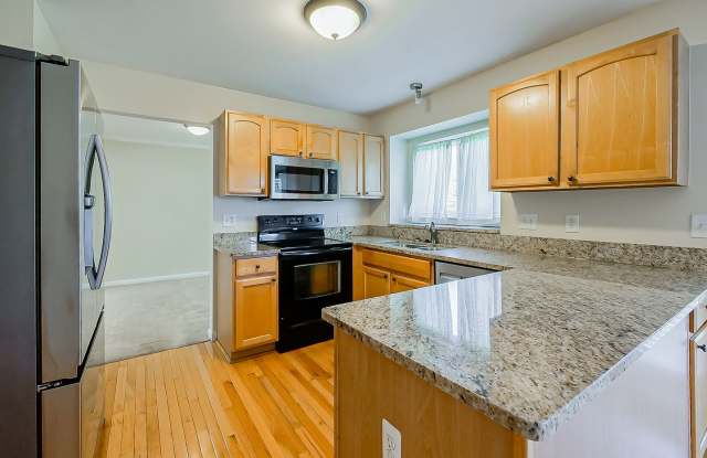 Spacious 4-Bedroom Colonial Home in Wixom! Gallery 3