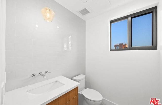 8906 Sawyer Street - 8906 Sawyer Street, Los Angeles, CA 90034