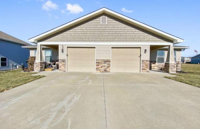 Charming 3-bed, 2-bath home in Blue Springs, MO! - 101 SW Rose St, Blue Springs, MO 64014