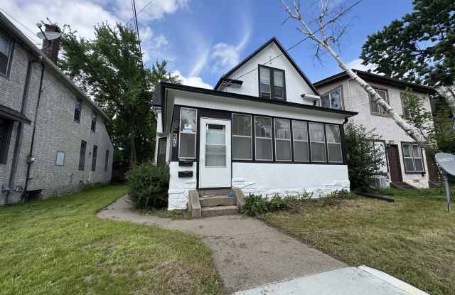 675 Northeast Lowry Avenue - 2 photos photos
