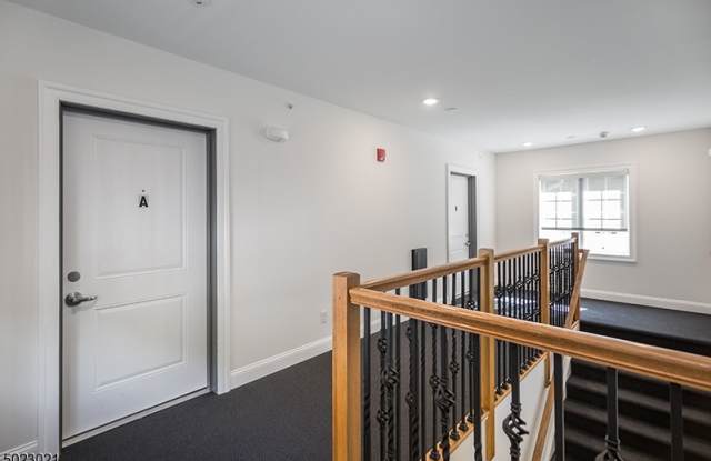 32 MT KEMBLE AVE Gallery 4