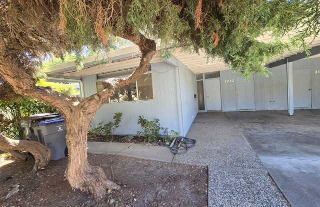 Charming 2-bedroom, 1-bath duplex with a yard photos photos