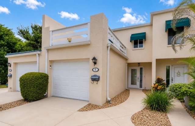 7 EMERALD Court Gallery 2