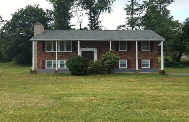 9 Heather Drive - 9 Heather Drive, Dutchess County, NY 12590