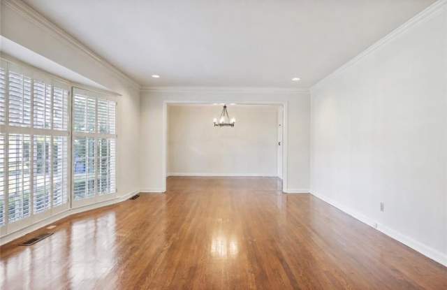 2509 Sharondale Drive NE Gallery 4