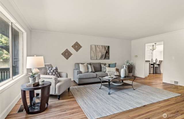 Spacious rambler-style 4 bed 2 bath house in Edmonds Gallery 4