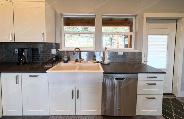 Furnished 1 BR ADU in Beautiful Awbrey Butte Gallery 4