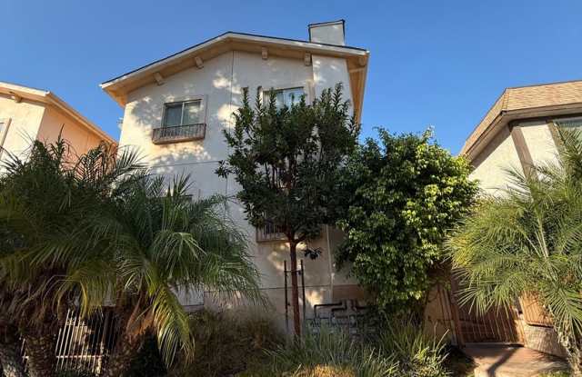 Beautiful 3 Bedroom Granada Hills Condo! Gallery 3