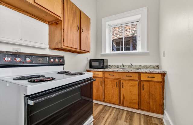 Prime Downtown Living on King Street Gallery 3
