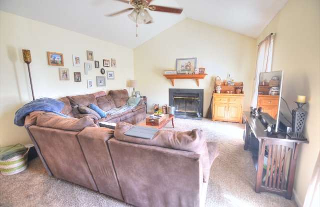 Available Dec 11th - Lovely 3 Bedroom Ranch With Large Fenced Yard! Gallery 4
