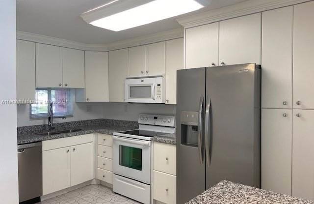 9520 S Hollybrook Lake Dr - 9520 South Hollybrook Lake Drive, Pembroke Pines, FL 33025