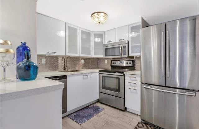 2600 Collins Ave photos photos