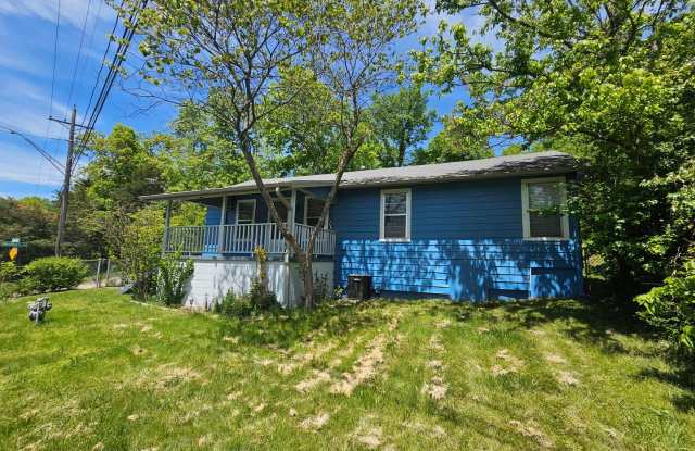 NIce remodeled 2 bedroom home close to downtown Fayetteville - 600 East Huntsville Road, Fayetteville, AR 72701