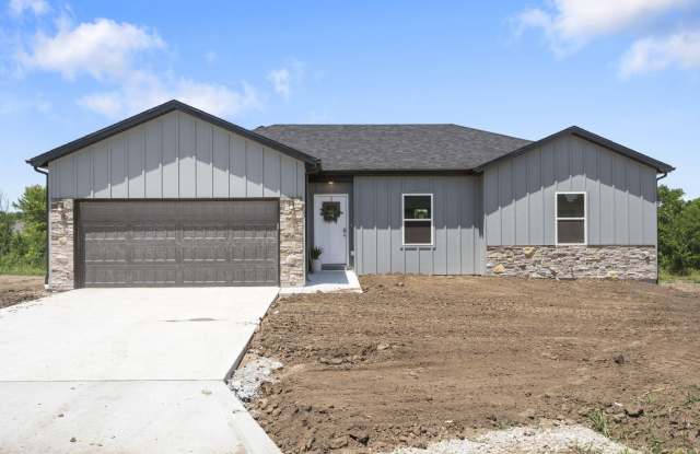 945 N Short Avenue - 945 North Short Avenue, Bolivar, MO 65613