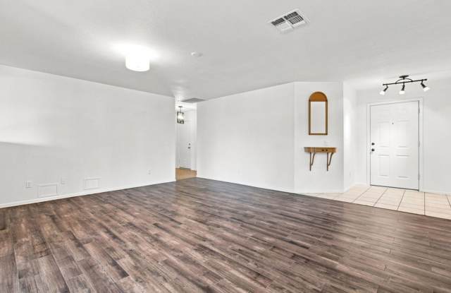 Beautiful 3-Bedroom Home | Solar Panels | Hardwood Flooring | Large Enclosed Backyard Gallery 4