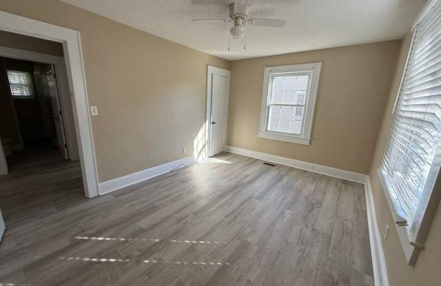 DOWNTOWN COMMERCIAL SPACE AVAILABLE FOR RENT! Gallery 4