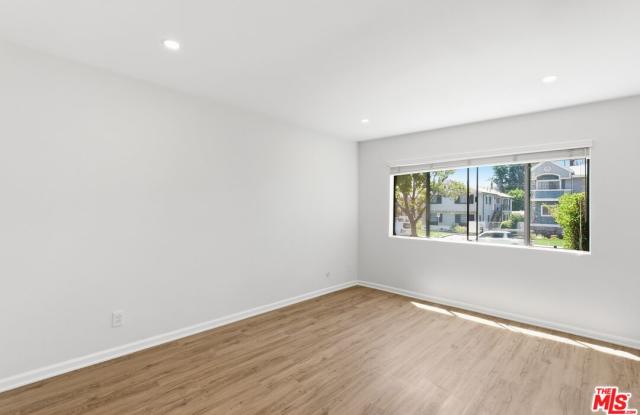 13025 Moorpark Street photos photos