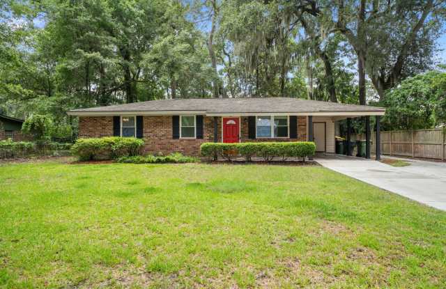 Southside Savannah Gem – 4BR Home in Windsor Forest with Sunroom & Patio Gallery 1