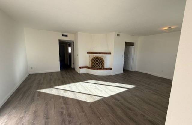 Price Reduced Remodeled and beautiful 2 Bedroom apartment available - Contact Property Pros Gallery 3