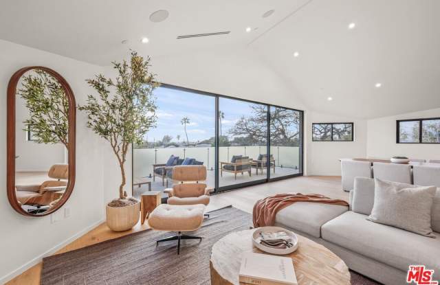2530 Beverley Ave photos photos