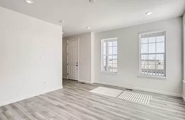 2B/2.5B Home with Deck and Yard Gallery 4