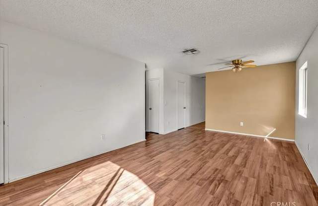 2 bdr , 1 bath,  fenced back yard. Gallery 3