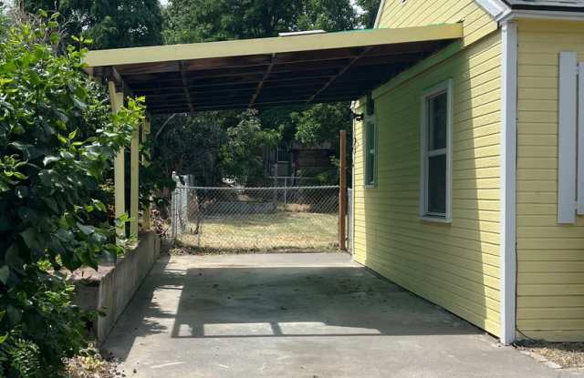 Charming 2 Bedroom, 1 Bath House with Fenced Yard, Carport & Laundry Hookups Gallery 3