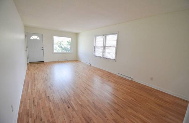 3 bed 1 bath Available For Rent Near Historic Pill Hill! - 706 Memorial Parkway Southwest, Rochester, MN 55902