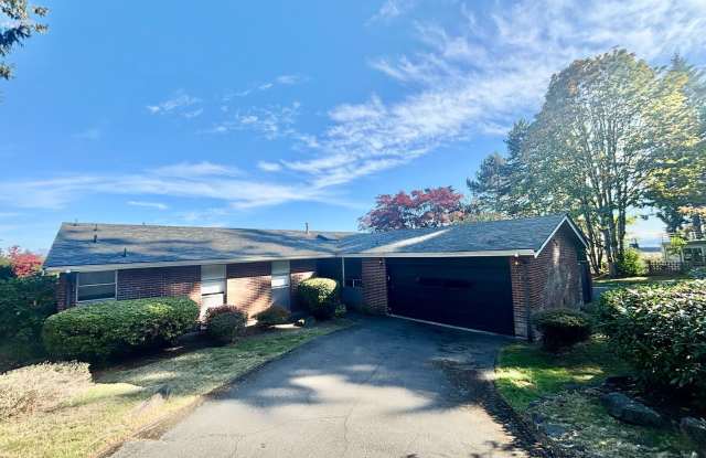 Beautiful Lake Forest Park Rambler with Lake Washington Views! Gallery 1