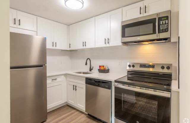 Country Club Apartments Gallery 4