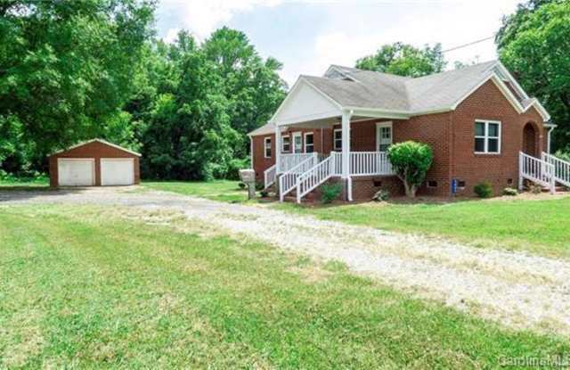 5805 Tuckaseegee Road Gallery 2