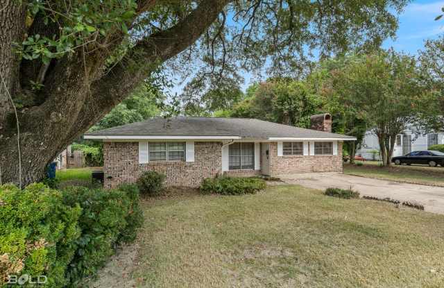 3 Bedroom 2 bath Brick Home! - 4015 Esplanade Avenue, Shreveport, LA 71109