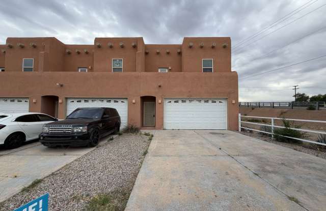 3 Bedroom Town Home Available Near 2nd St SW & Avenida Cesar Chavez / Dolores Huerta! photos photos