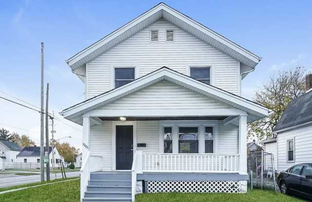 1005 W 20th St photos photos