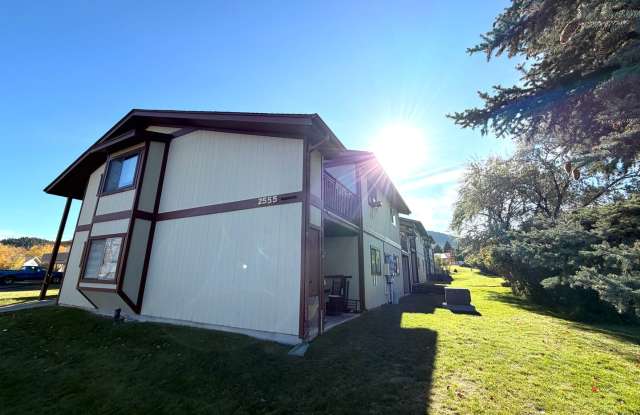 2 Bed 1 Bath Apartment Located in South Helena Area With Garage and Private Deck! - 2555 Ferndale Lane, Helena, MT 59601