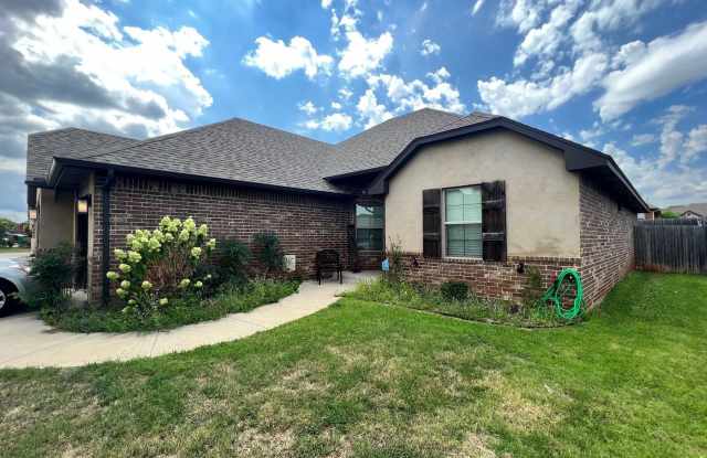 Beautiful Home in Mustang School District Gallery 3