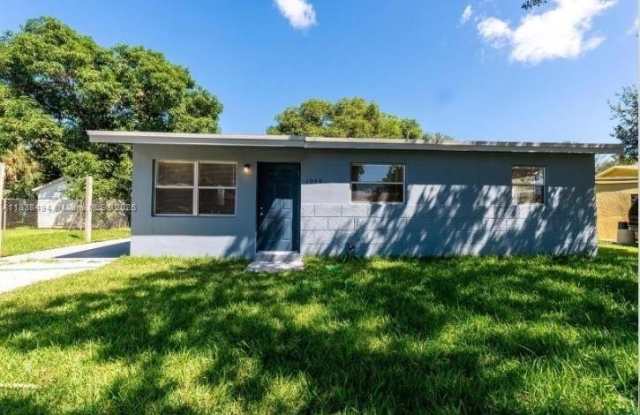 1040 NW 23rd Ter photos photos
