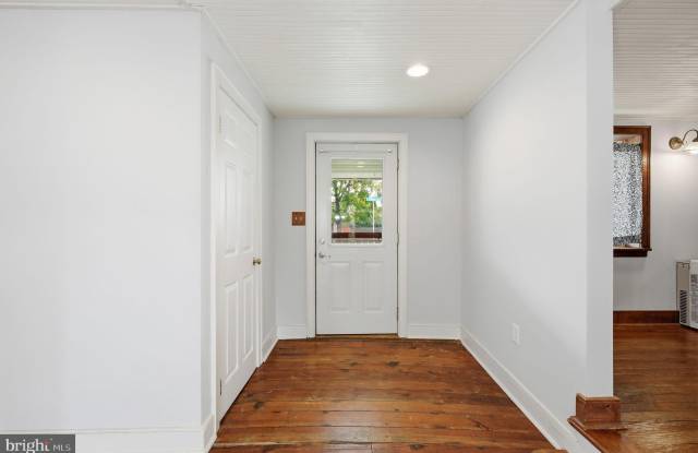 27 E BROAD Way Gallery 4