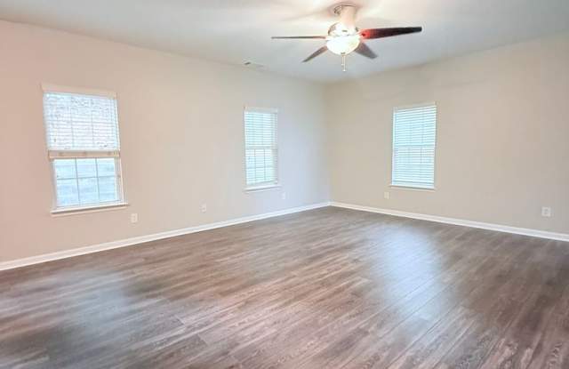 Open Concept Living & Oversized Primary Suite Gallery 4