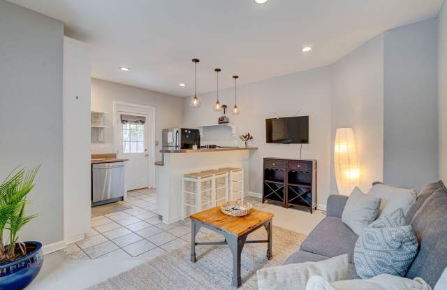 1 Bedroom Carriage house Apt in Forest Hills - 1225 Hill Street, Wilmington, NC 28403