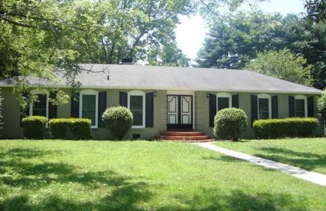 Large home in quiet neighborhood Gallery 1