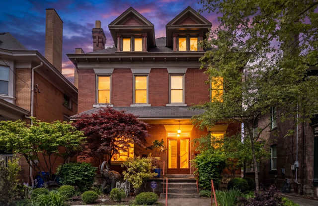 Stunning 5 Bedroom 2.5 Bathroom Home in Squirrel Hill photos photos