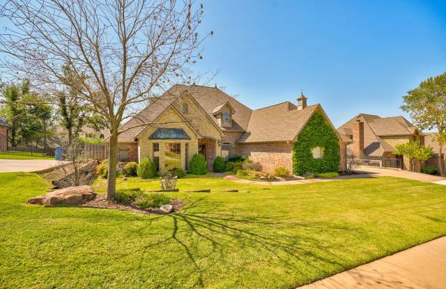 Luxury 5 Bedroom Home in Fairfax Estates, next to public golf course - Safe Room- Memorial High- Easy Access to I-35 photos photos