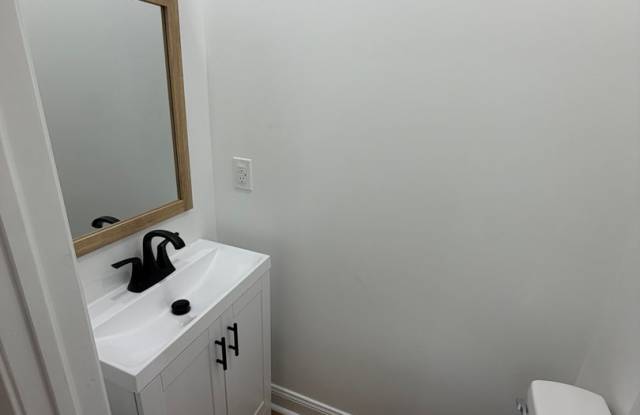 Beautiful Newly renovated 3 bedroom home now available for rent in Point Breeze Gallery 4