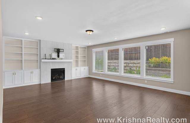 Modern 4 Bedroom | 2.5 Bathroom | Craftsman in Abbey Creek | Main Level Den/Office! | Corner Lot with Custom Patio! Gallery 4