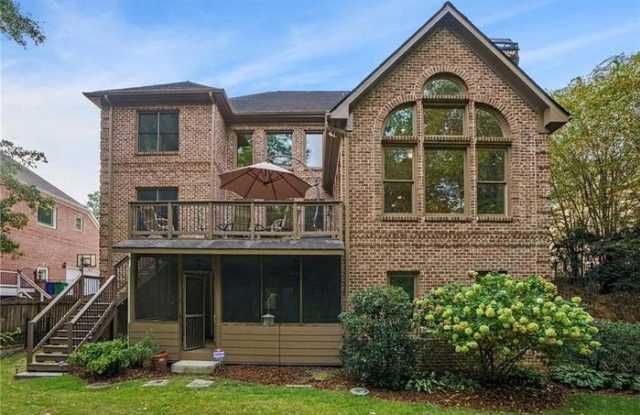 2262 Meadowvale Drive Northeast photos photos